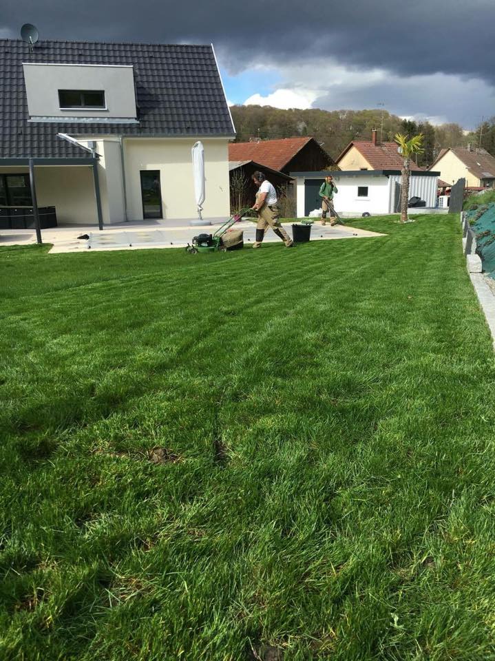 Entretien d&#8217;espaces verts, tenue d&#8217;été enfilé pour ce jardin au cœur du Sundgau à Steinsoultz Mulhouse